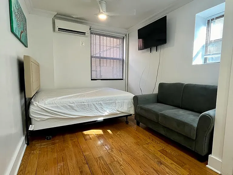 216 E 36th St #1R — Photo 2