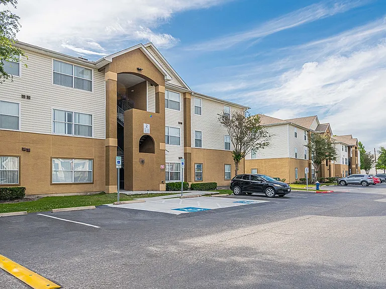 Pinewood Apartments — Photo 16