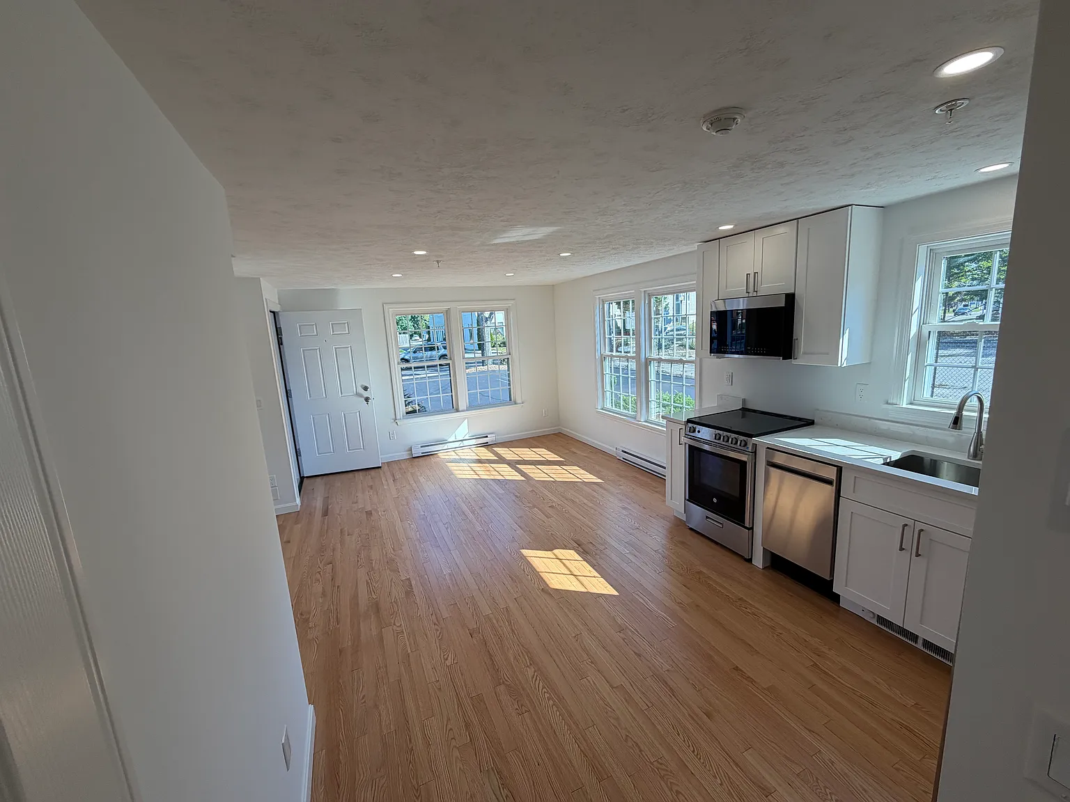 1 bed, 700 sqft, $2,400 — Photo 4