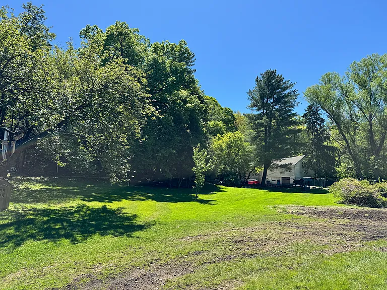 560 Taxter Rd — Photo 30