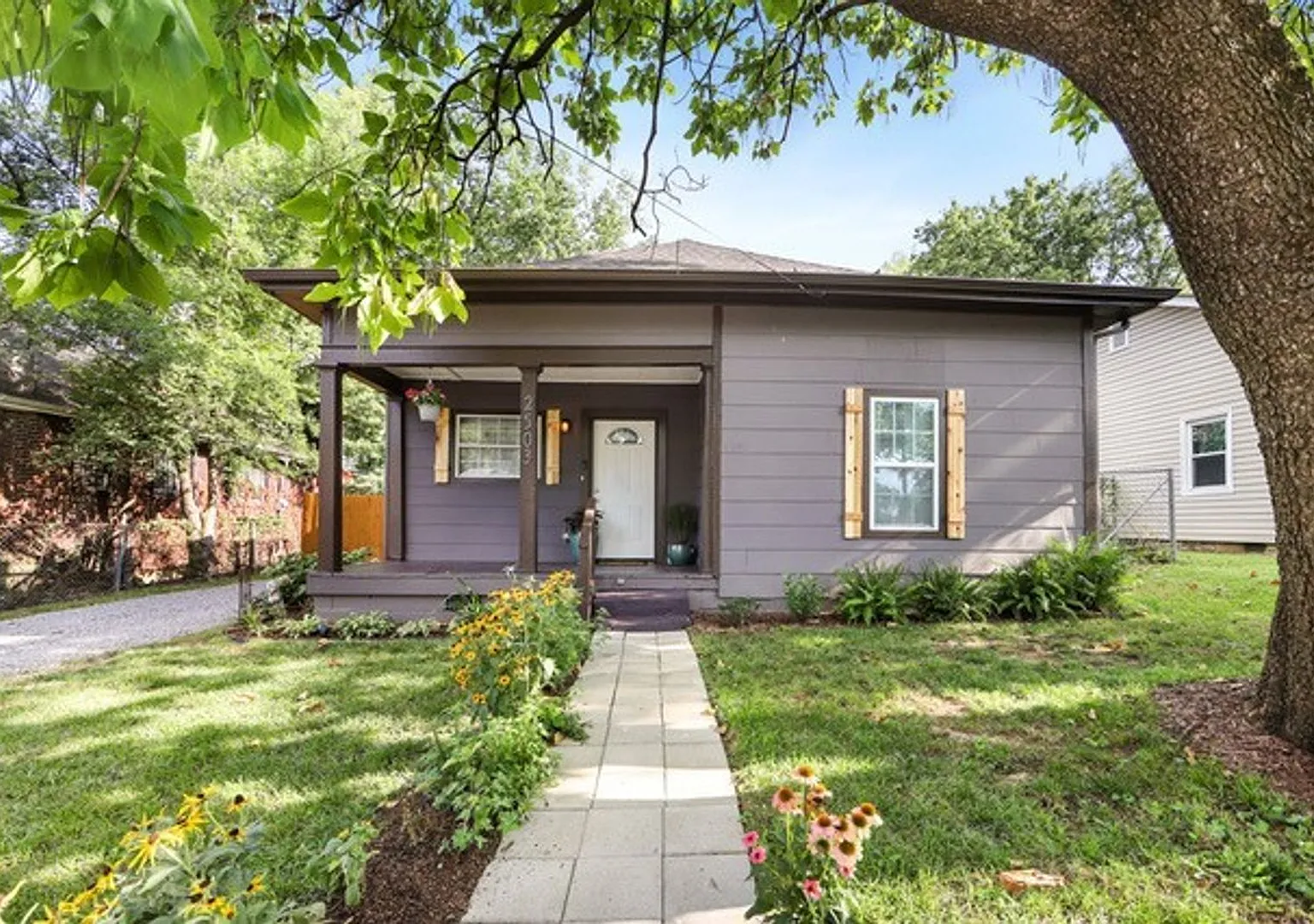 3 Bedroom 1 bath Bungalow — Photo 1
