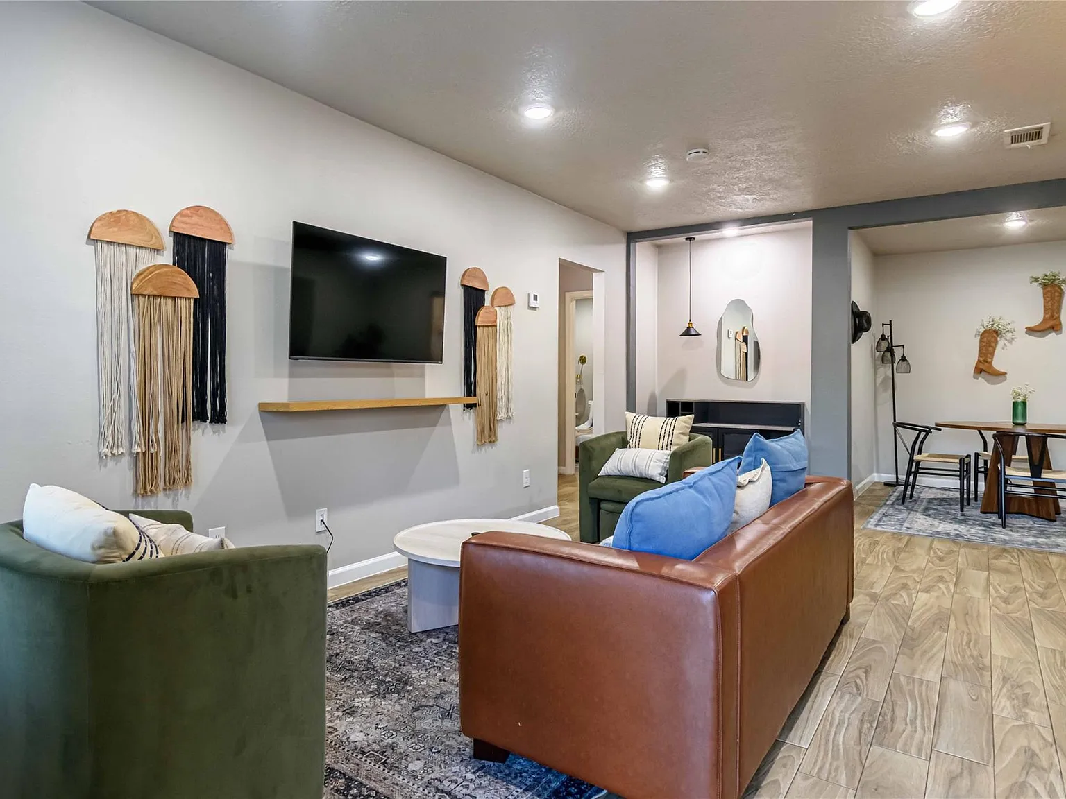 4 bed, 2.0 bath, 1356 sqft, $2,300 — Photo 4