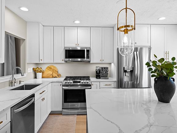 4th image of 1 Winterberry Ct