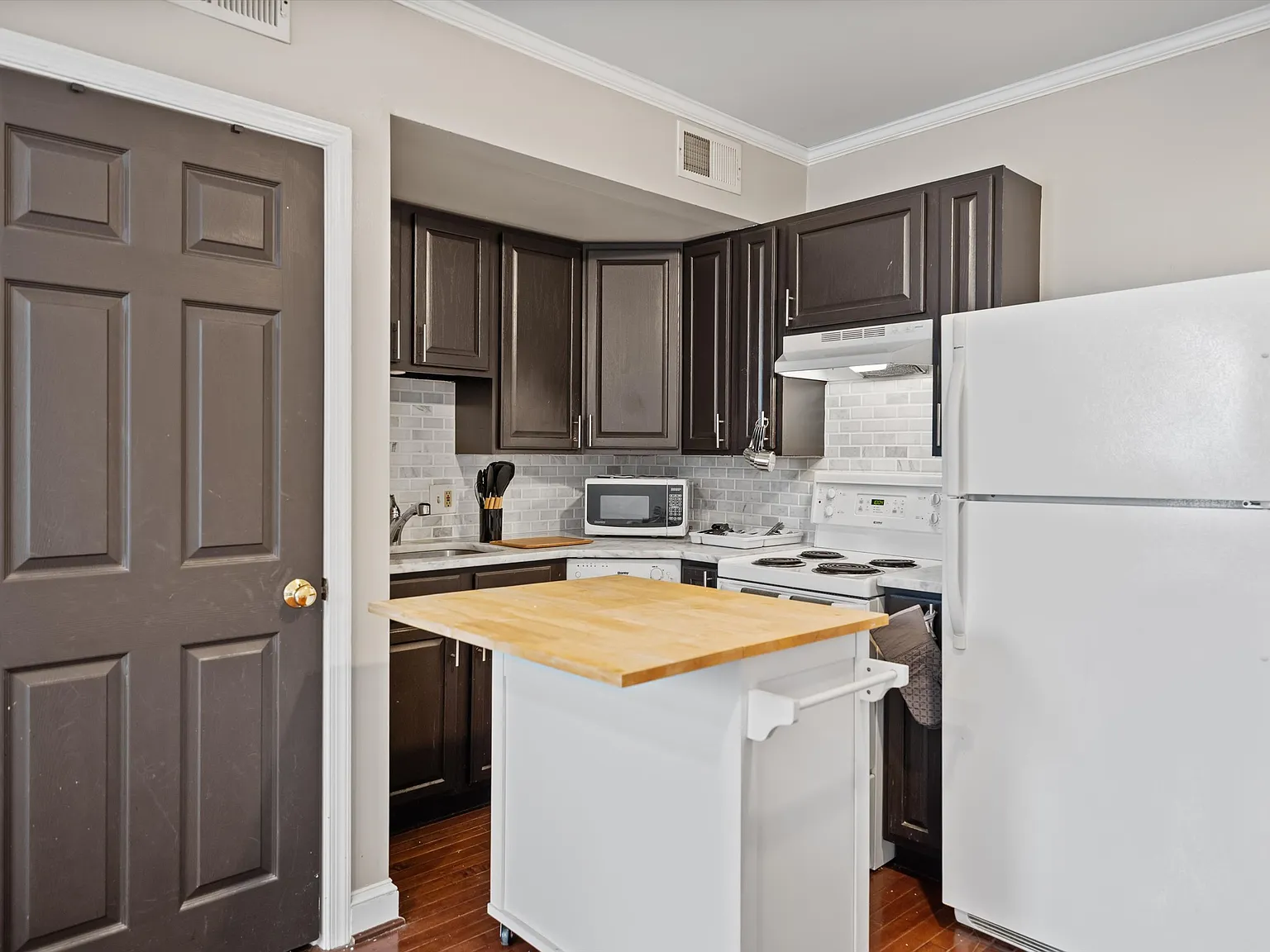 1 bed, 700 sqft, $3,840 — Photo 3
