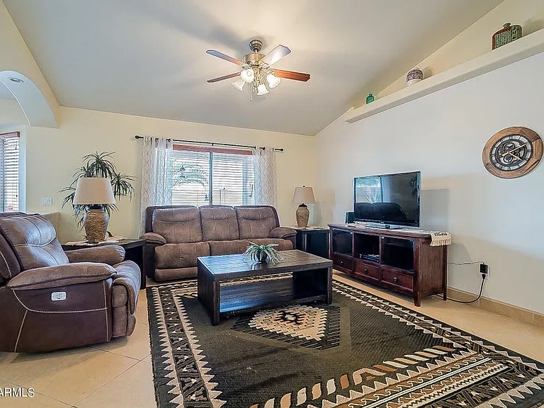 1105 N Cota Ln — Photo 6