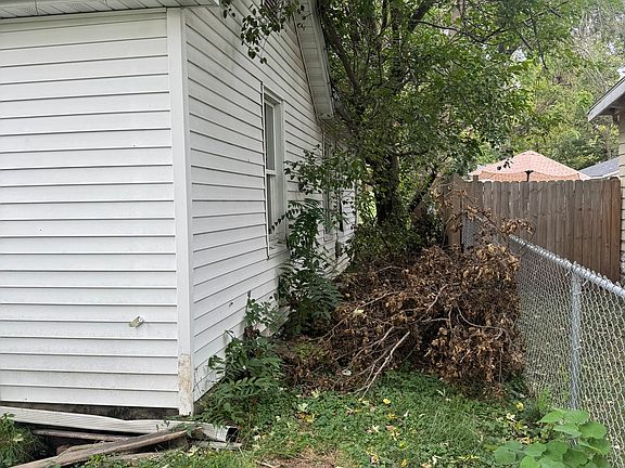 4th image of 1528 E Lawrence St