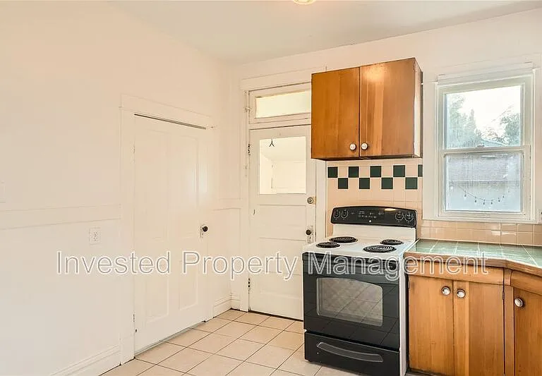 562 N Lafayette St — Photo 6
