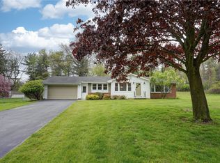 10 Pinehill Dr, Pittsford, NY 14534