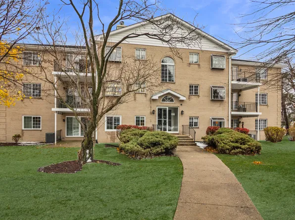 1258 Chalet Rd APT 301, Naperville, IL 60563
