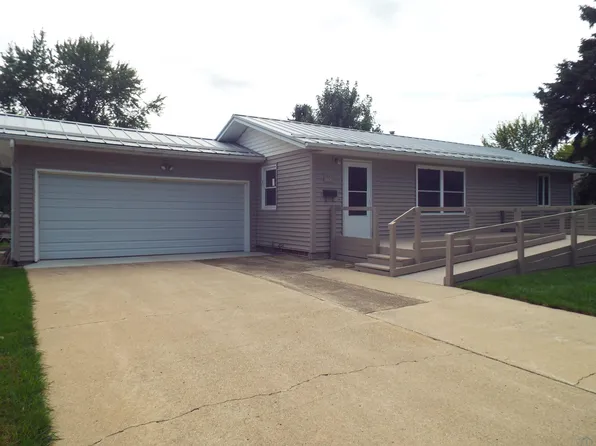 933 8th St, Sibley, IA 51249