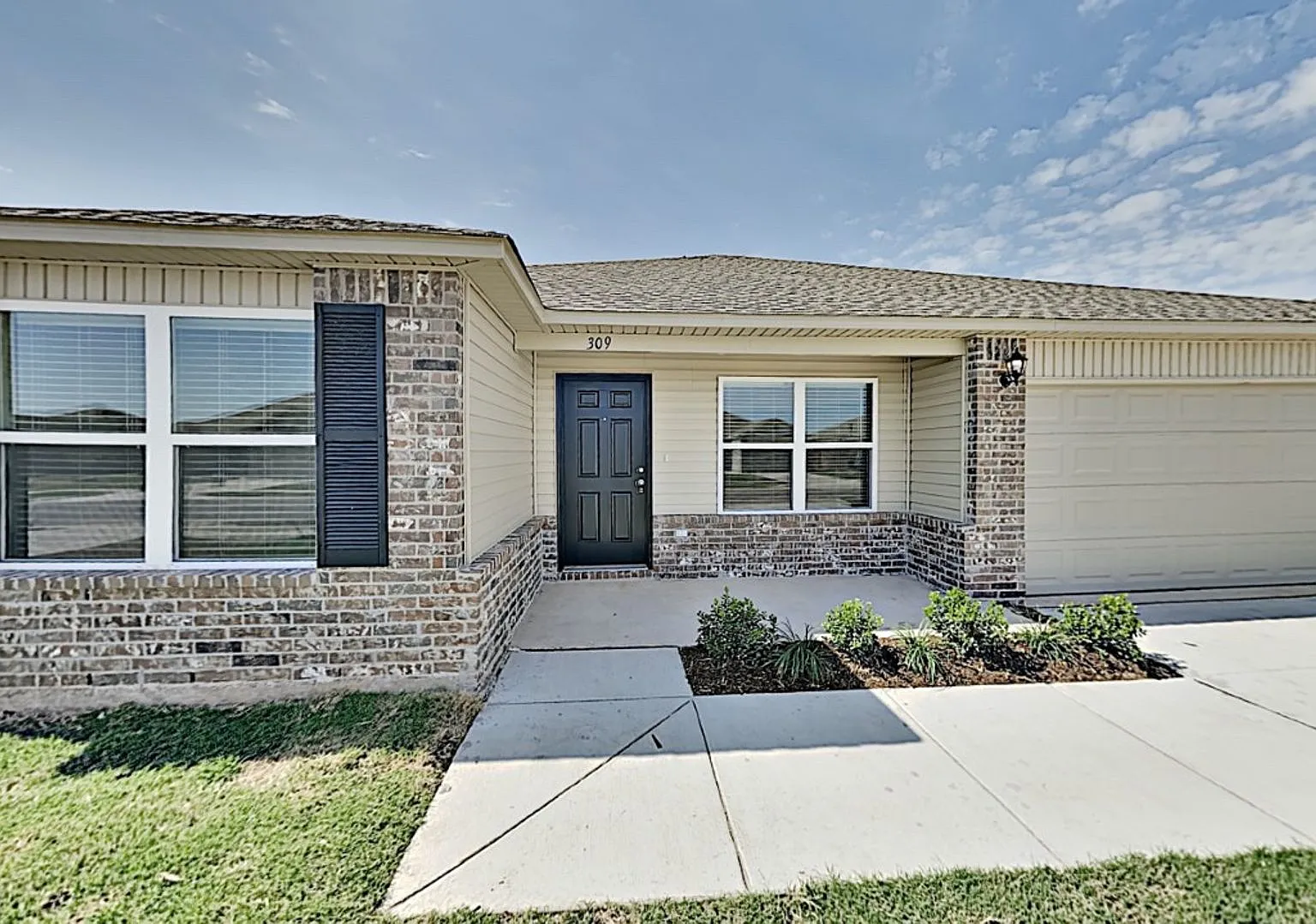 4 Bedroom 2 Bath Home in Newcastle Schools — Photo 2