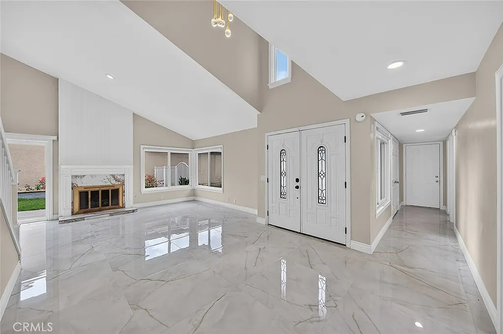 6 bed, 3354 sqft, $9,400 — Photo 1