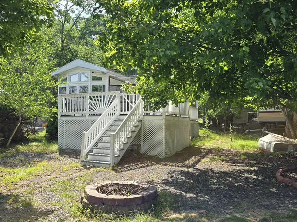 167 Village Dr W, Milford, PA 18337