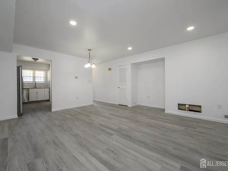 805 Darlington Dr — Photo 5