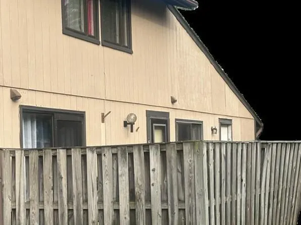 422 West Court Gln, Glen Burnie, MD 21061