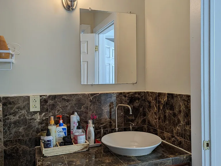 212 W Franklin St #202 — Photo 16
