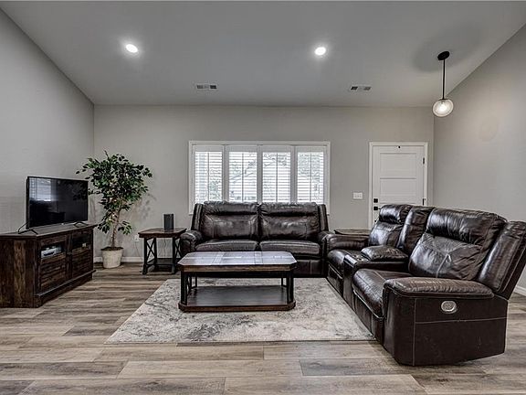 5th image of 1404 Kelly Dr