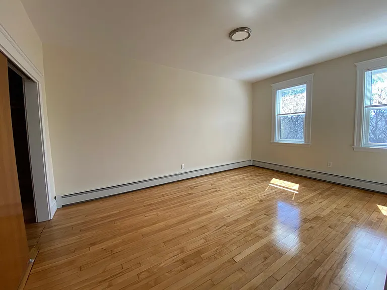 1102 Cambridge St — Photo 5
