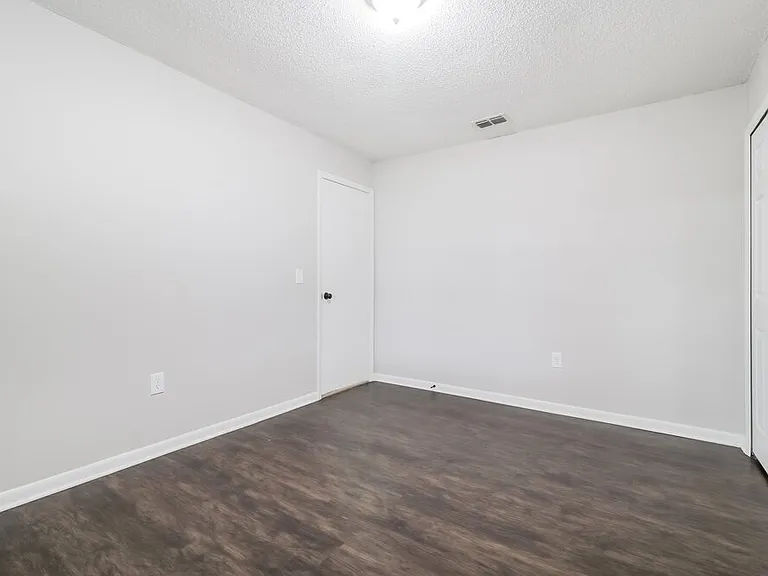 4262 Sandhurst Dr — Photo 14