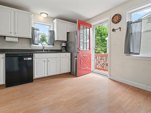 4th image of 92 Laurie Ave