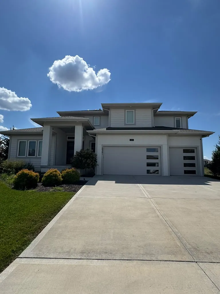 5 bed, 3300 sqft, $4,350 — Photo 1