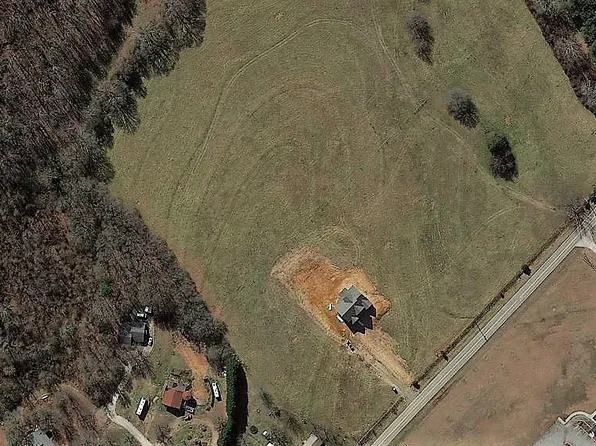 1129 Cherokee Rd, Pelzer, SC 29669