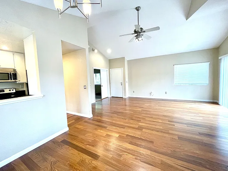 11329 Avenida De Los Lobos #G — Photo 9