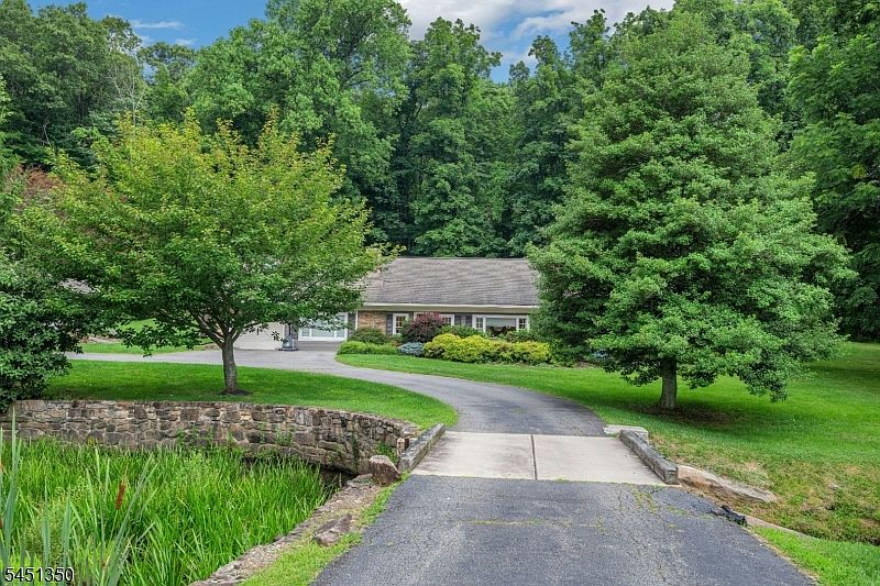 1st image of 112 E Valley Brook Rd