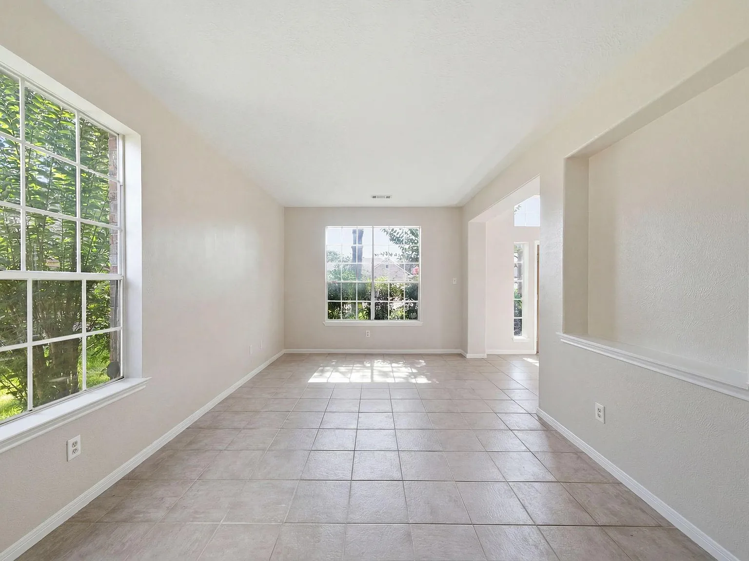 3 bed, 2.5 bath, 2423 sqft, $2,680 — Photo 2