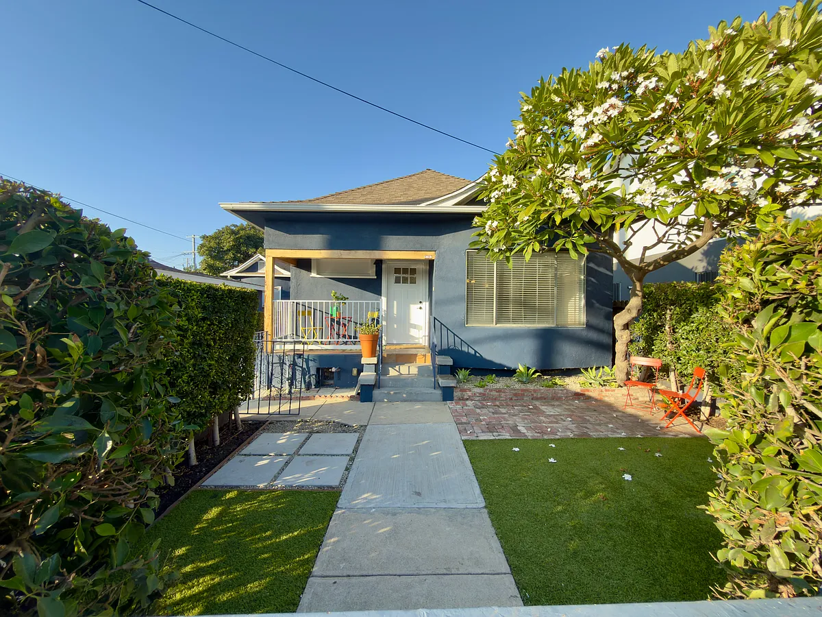 Photo 2 of 16 - 2727 Darwin Ave - Los Angeles, CA Private, hedged & gated front yard - 2727 Darwin Ave