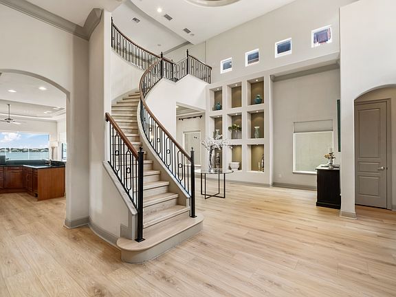 5th image of 7926 Versilia Dr