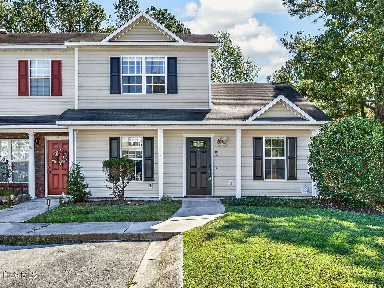 3 bed, 3.0 bath, $1,400 — Photo 1