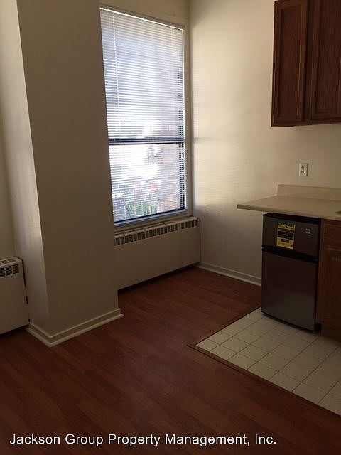 2nd image of 1000 Howard St APT 401