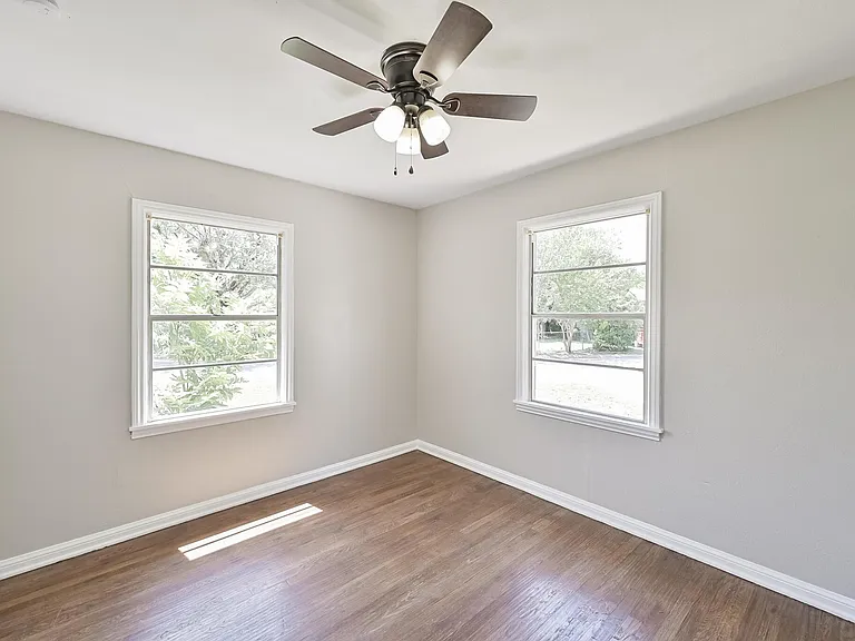 1501 Greenbrier Dr — Photo 13