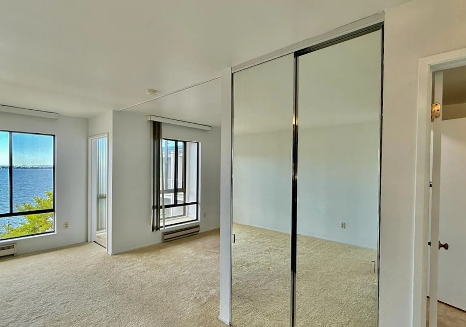 Top Floor, Water View Studio With Enclosed Balcony At Watergate — Photo 3