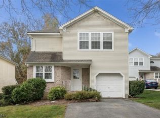 11 Cliffside Ct, Hardyston, NJ 07419