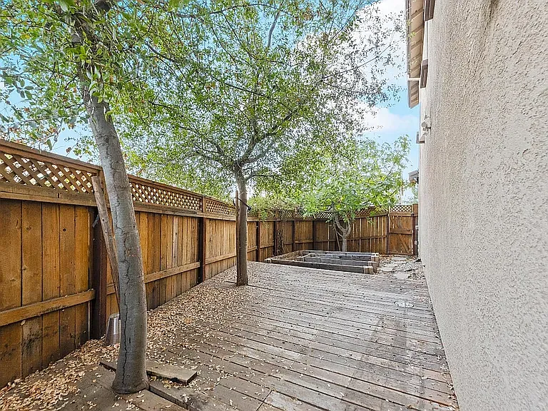 5 bed, 2527 sqft, $4,300 — Photo 3