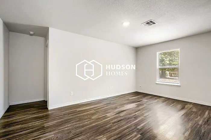 3 bed, 2.0 bath, 1298 sqft, $1,695 — Photo 4