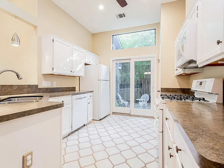2109 Castle View Dr — Photo 9