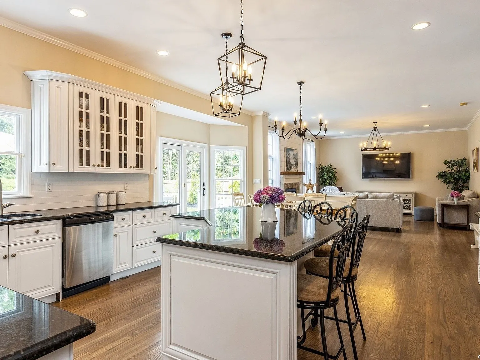 Fabulous, Private Westhampton Beach 4 Bedroom 3 full bath Beauty. — Photo 3