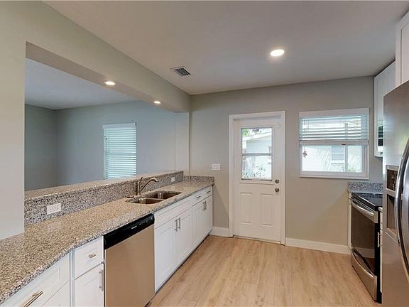 3rd image of 1432 Davis Dr