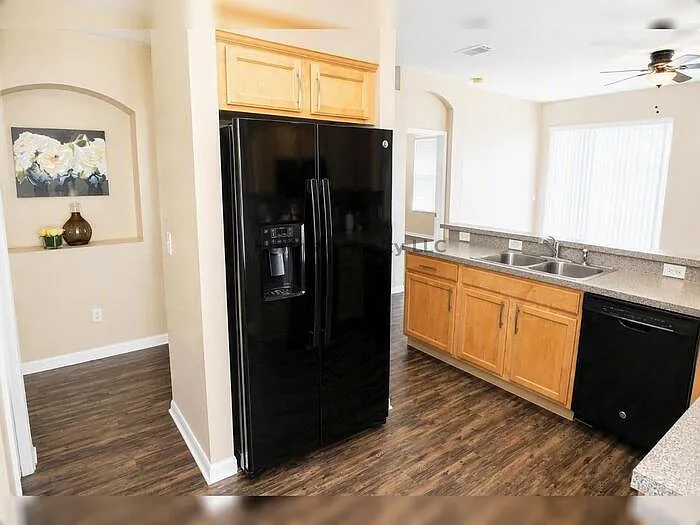3 bed, 2.0 bath, 1592 sqft, $1,995 — Photo 4
