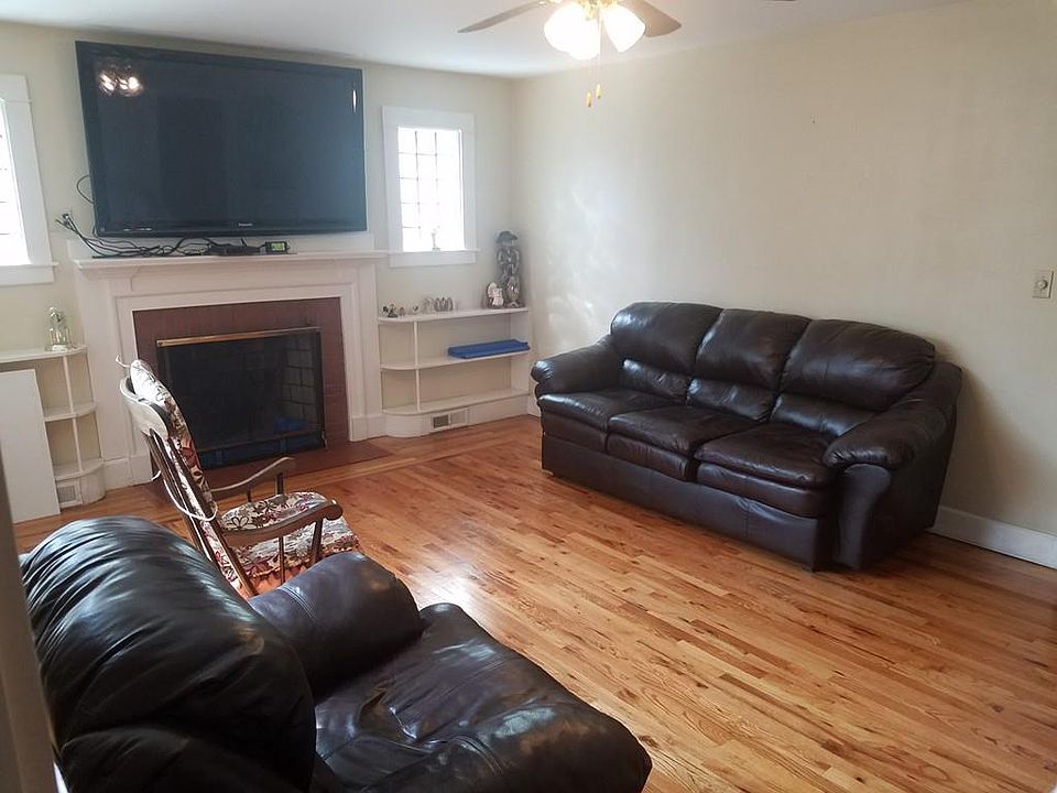 2nd image of 39 Brewster St