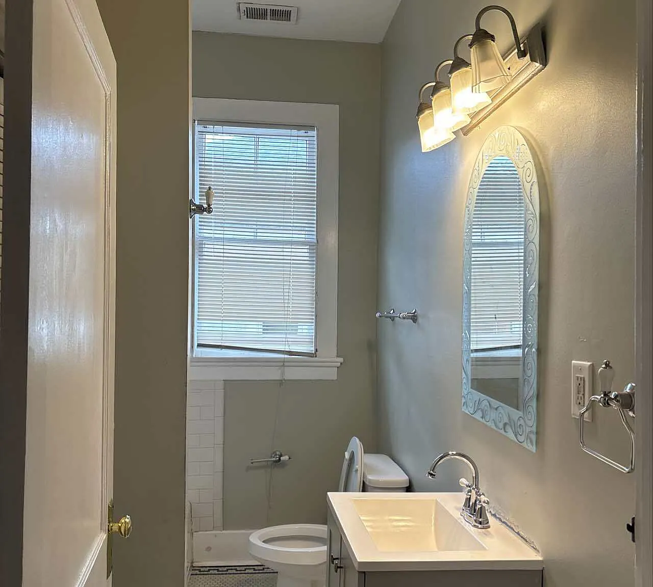 823 E Henry Street - Unit... — Photo 4