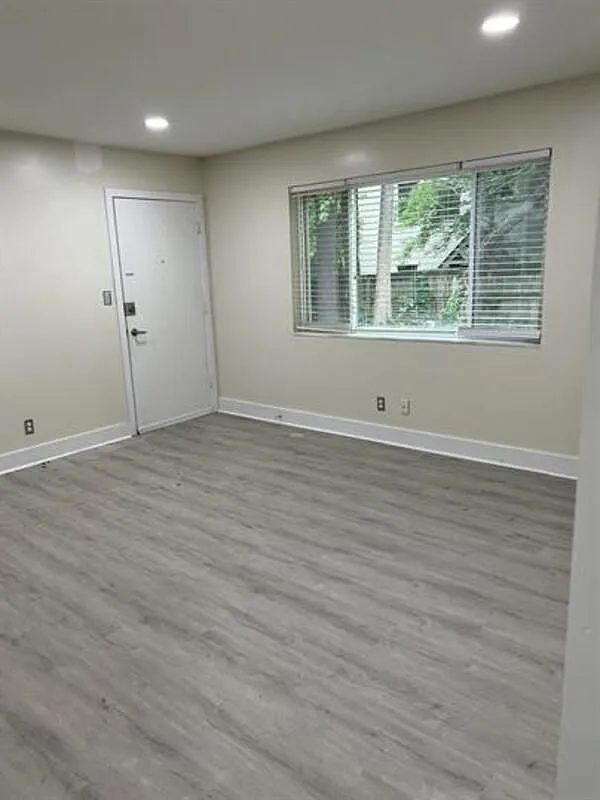 2 bed, 1.0 bath, 900 sqft, $1,595 — Photo 3