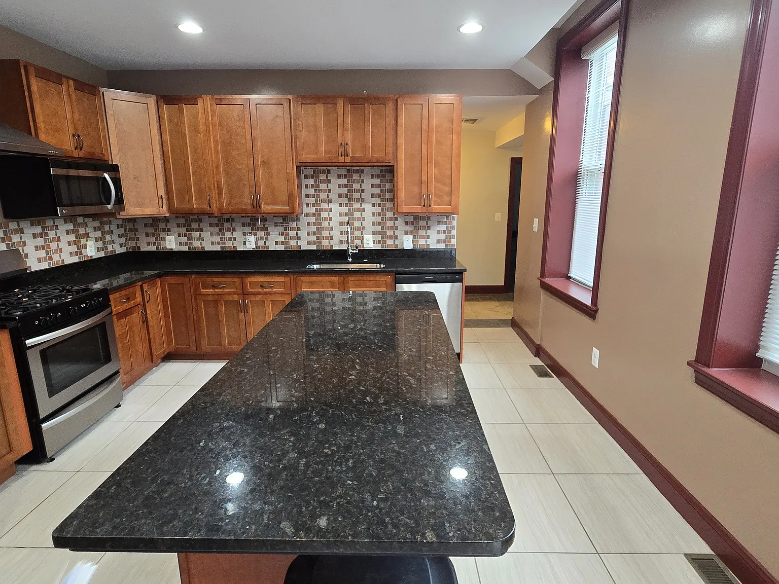 4 bed, 2200 sqft, $2,995 — Photo 3