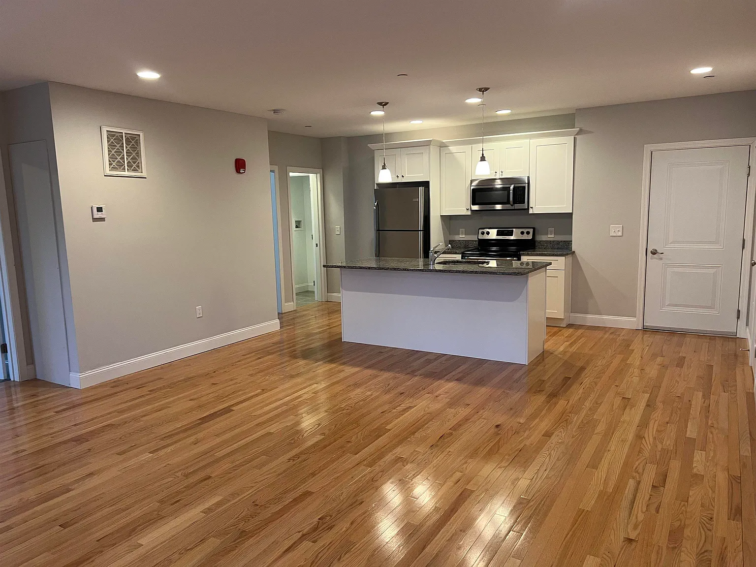 2 bed, 1.0 bath, 1000 sqft, $2,200 — Photo 1