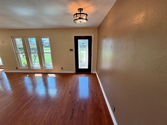 4th image of 62 Raintree Ct