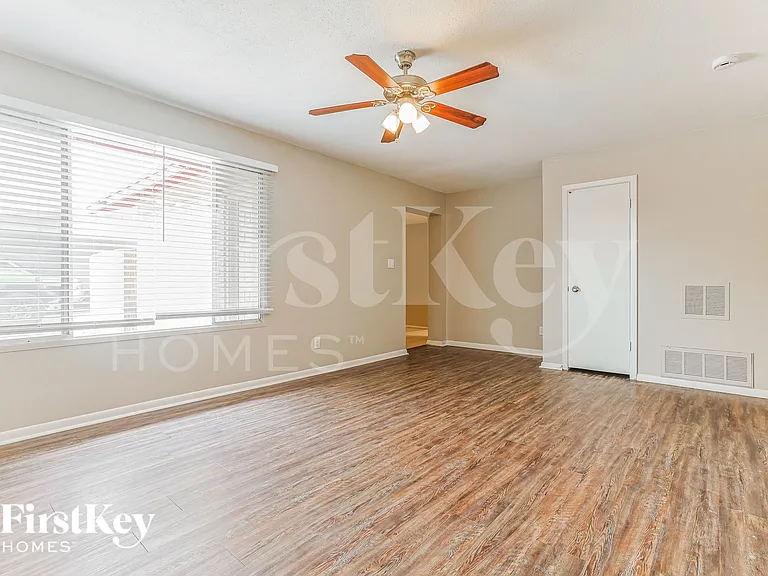 1619 E Campus Dr — Photo 11
