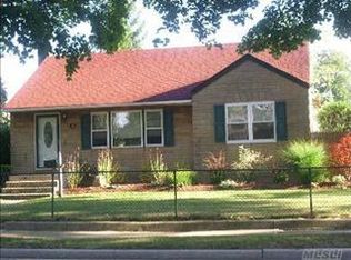 30 Irving St, Bethpage, NY